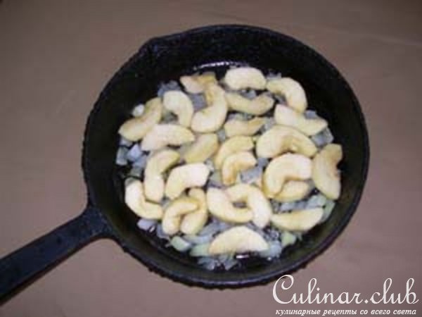 Курица с яблоками