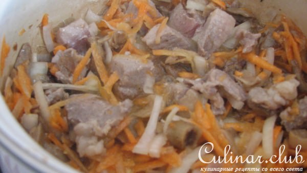 капустка тушеная с грибами и свининкой
