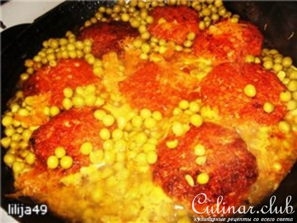 Куриные котлетки с цветной капустой и горошком