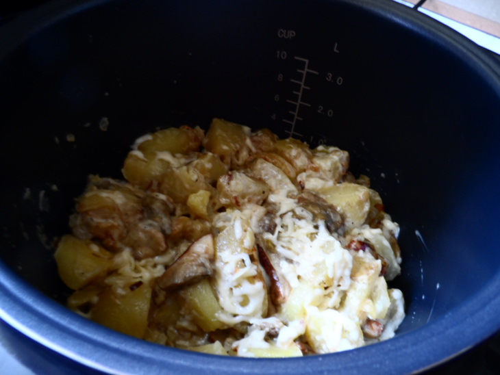 Жаркое с белыми грибами и картофелем.