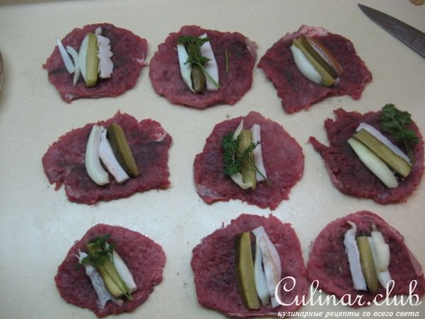 Мясные рулетики и клецки со сливами
