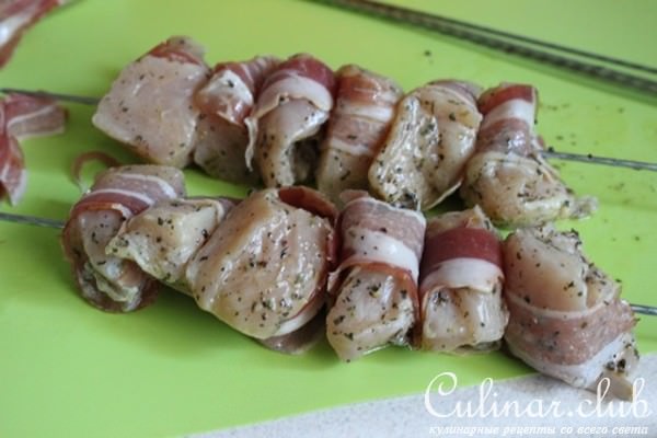 Шашлычки из курицы с соусом и салатом в средиземноморском стиле