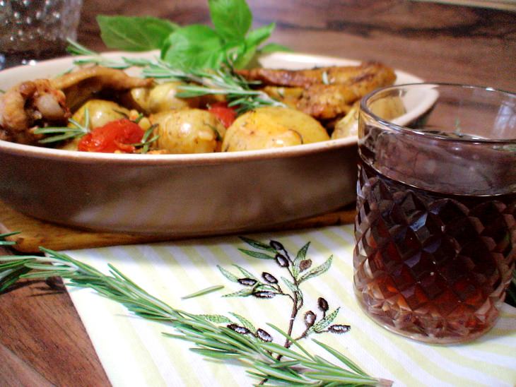 Жареные крылышки с картошкой и помидорами черри.