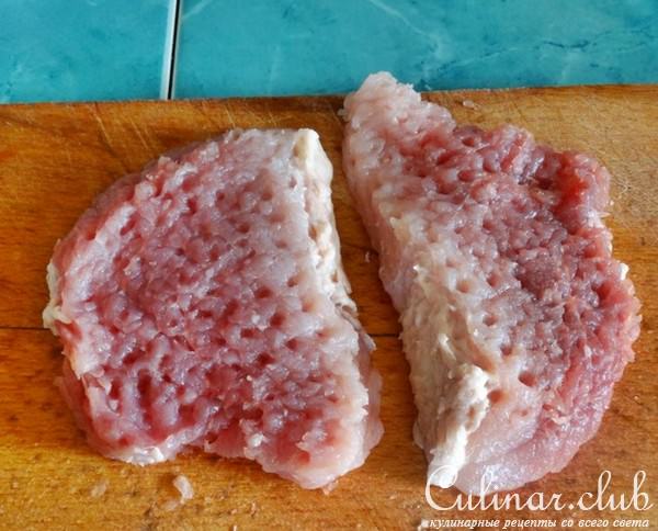 Свинина под соусом из жимолости.