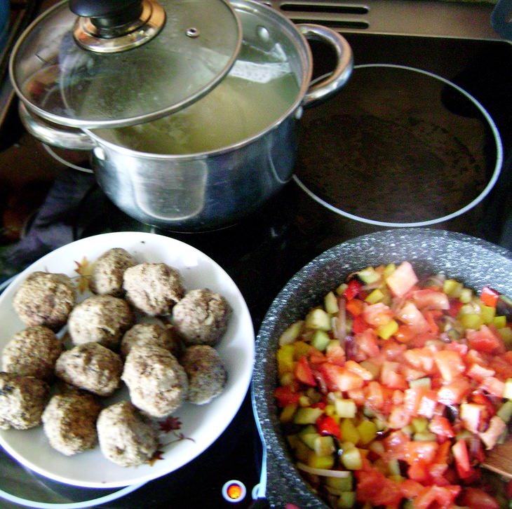 Сабджи из баклажанов с мясными шариками и рисом Индика браун от «Мистраль» за 30 минут.