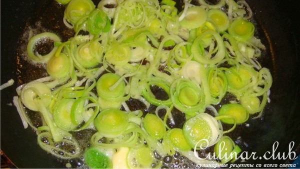 Куриные крылышки фаршированные шампиньонами с луком пореем.