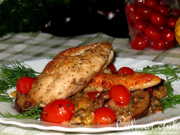 Лимонный куриный шницель с баклажанами и помидорами
