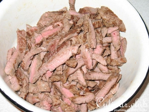 Разноцветная капуста с мясом и орехами.