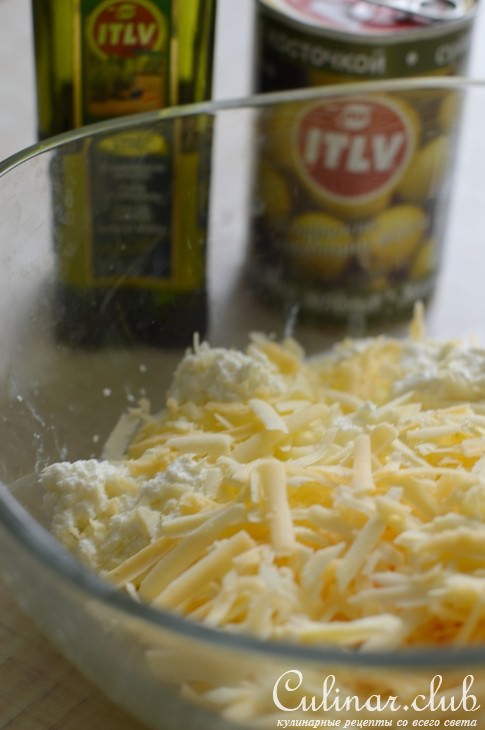 Творожная запеканка с оливками, вялеными томатами и розмарином.