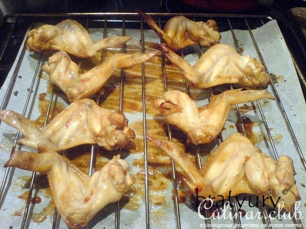 Куриные крылышки маринованные, запечённые с кунжутом