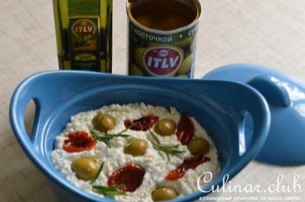 Творожная запеканка с оливками, вялеными томатами и розмарином.