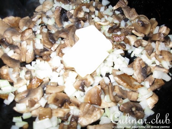 мясные пальчики с сырно-грибным соусом