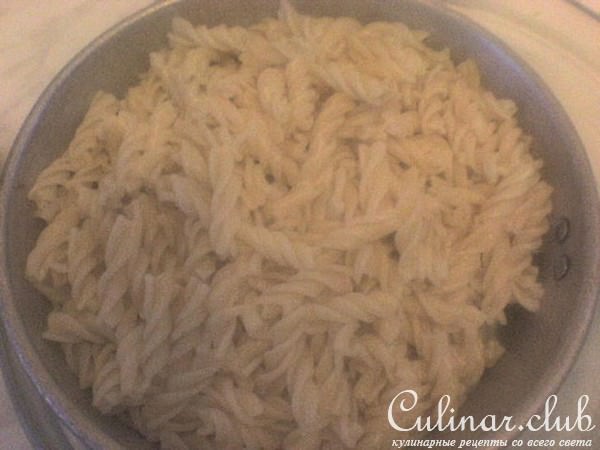 Паста с зеленым кремом, ветчиной и яйцом пашот