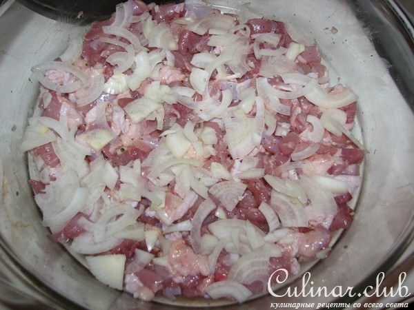 Курица запеченая под овощами