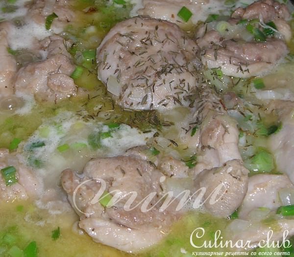 курочка с белым вином и зеленым луком