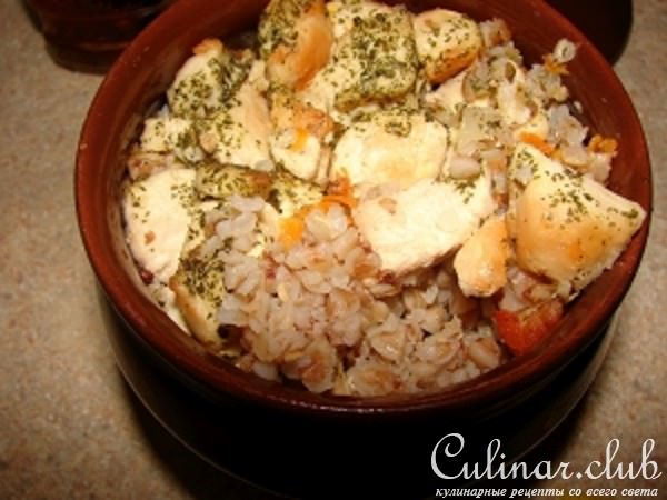 Курочка и гречка, приготовленные в горшочке