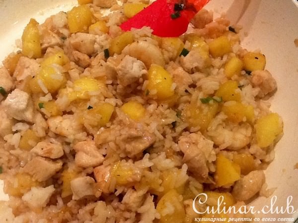 Жареный рис с креветками и курицей в ананасе (вариант)