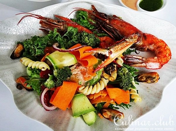 Соте с морепродуктами и пастой под соусом из морских гребешков.