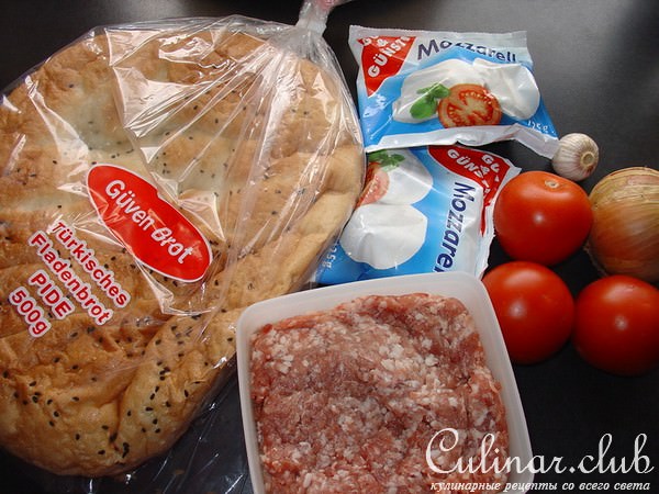 Запечённая лепёшка с зелёным салатом.