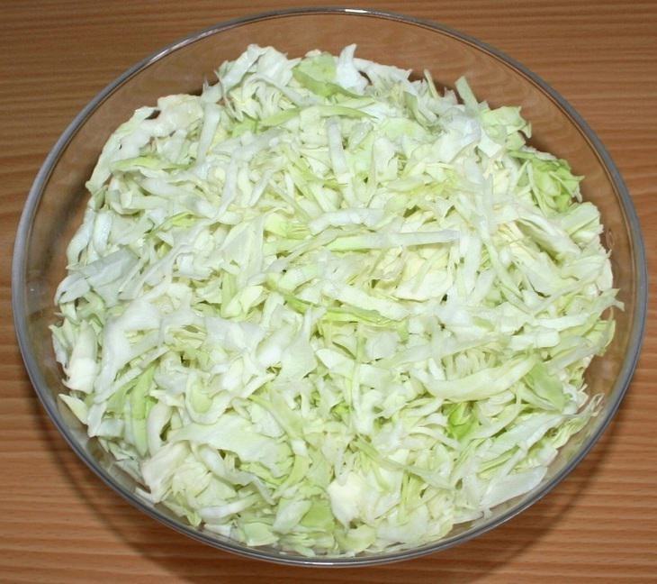 Капустный пирог с мясом и грибами на сковороде