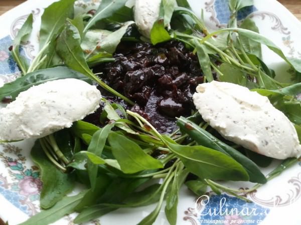 Салат из свеклы с творожным сыром, рукколой и черносливом