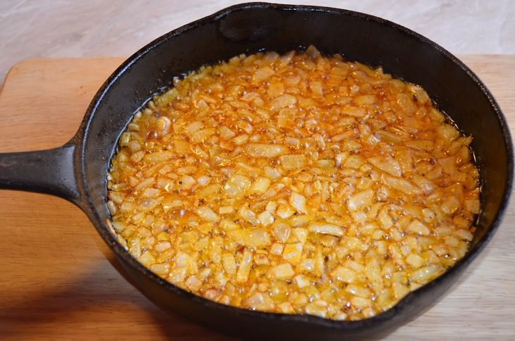 Нежная курочка с пюре из запечного сладкого перца и картофеля.