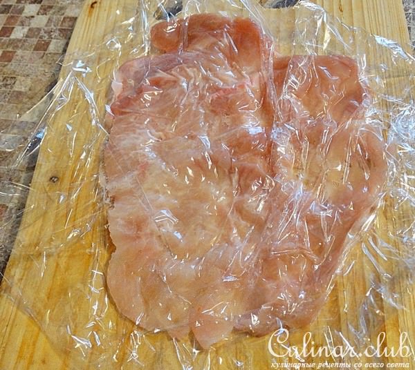 Курица с пюре из шпината и овощной сальсы.