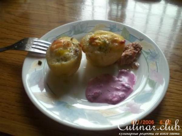 Корзинки с тунцом и перепелиными яйцами под соусом