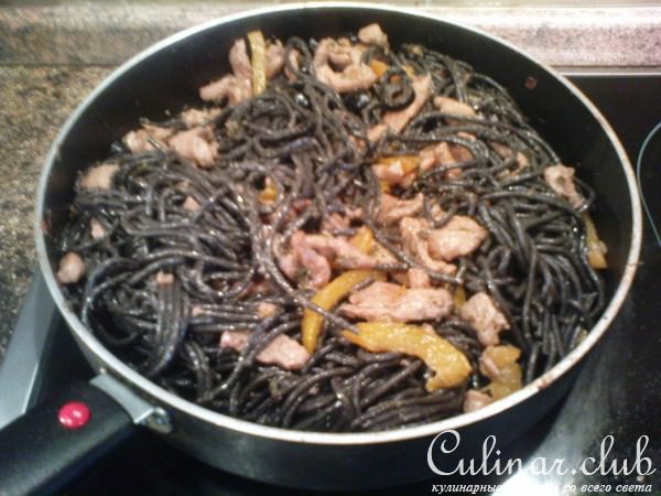 черная паста с белым соусом