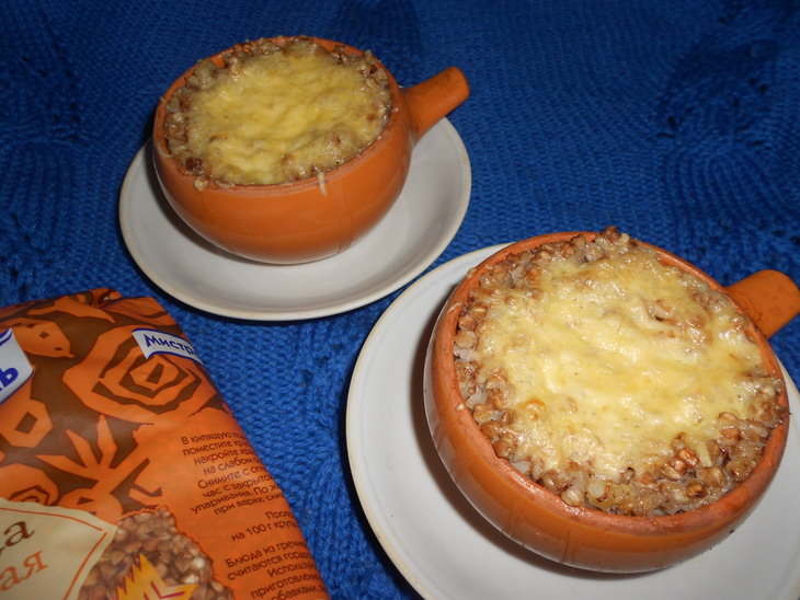 Запеченная гречка с мясом под сырной " шапочкой"