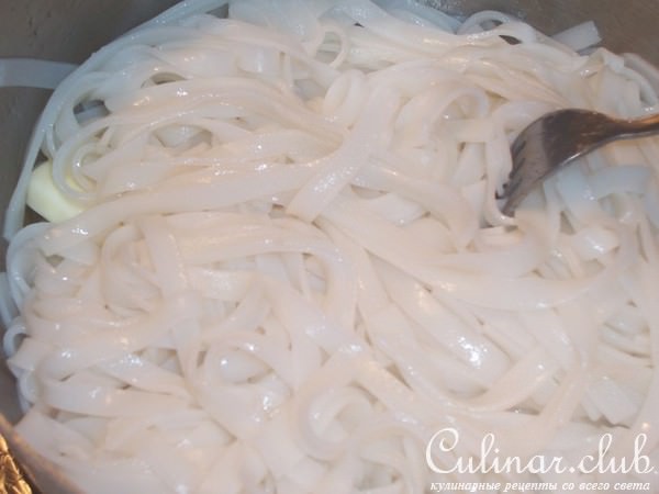свинные рёбрышка с рисовой лапшой.