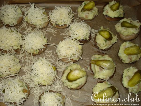 Шампиньоны с начинкой из картофельного пюре
