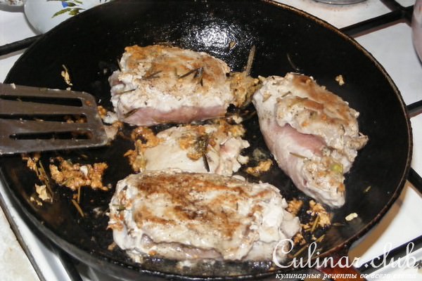 Рулетики из свинины с сыром,розмарином и чесноком