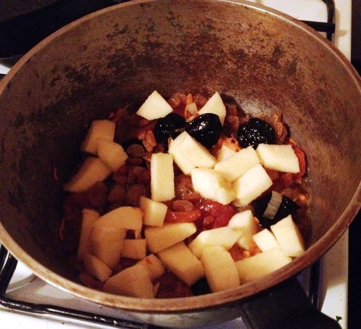Сладкий плов с яблоком
