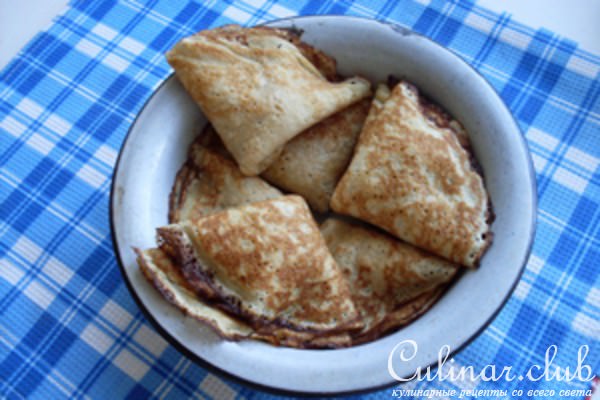 Блинчики с яблоками и клюквенным соусом