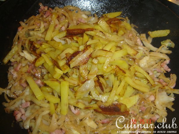 Тушёная капуста с жареной картошкой и беконом