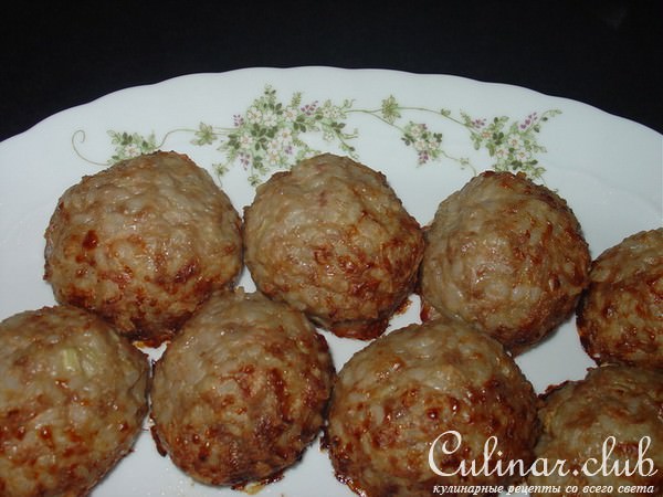 Рисовые фрикадели с тушёной капустой.