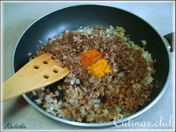 Острое карри из шампиньонов с горошком.