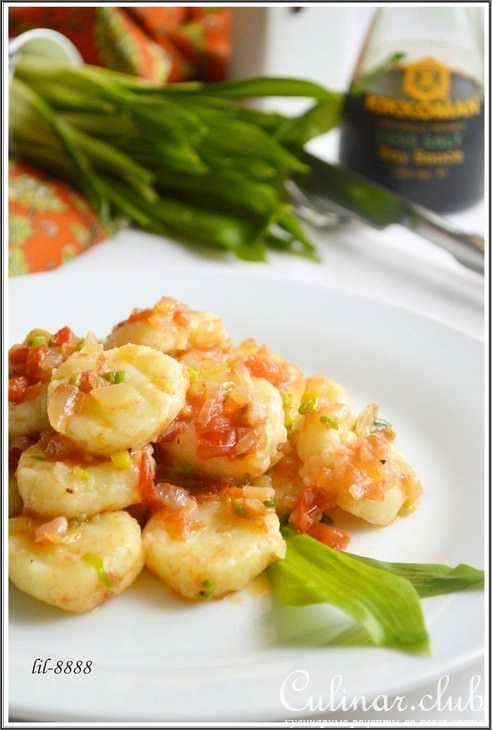 Картофельные постные клецки с овощами и черемшой.