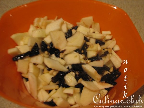 рулет из свинины с яблоками и черносливом