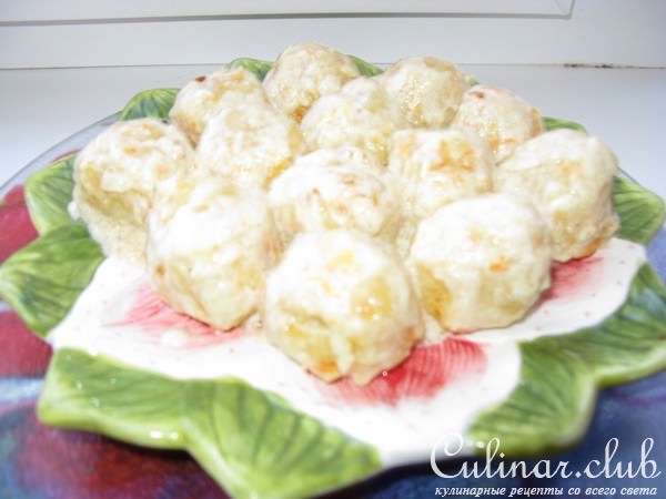 Фрикадельки морковно-творожные с луковым соусом