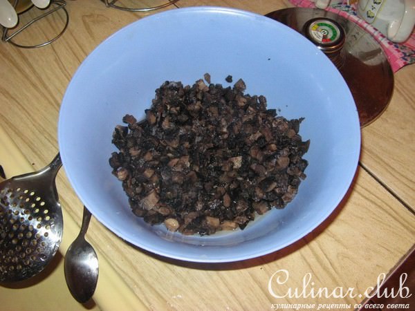 Мясо с грибами и овощами тушеное в вине