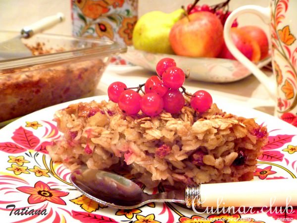 Каша овсяная с фруктами и брусникой