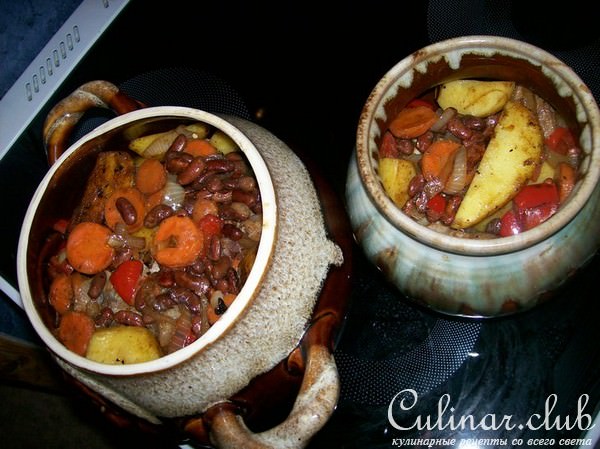 Баранина с фасолью и овощами в горшочках