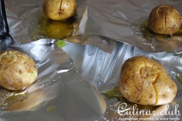 Печеный картофель с селедочным соусом