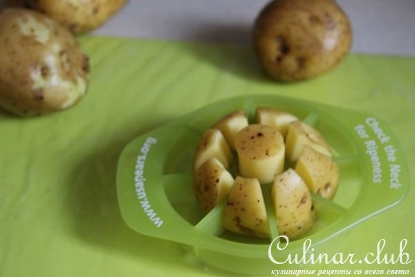 Печеный картофель с селедочным соусом
