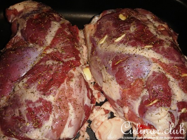 Жаренная баранья нога с мятно-луковой корочкой