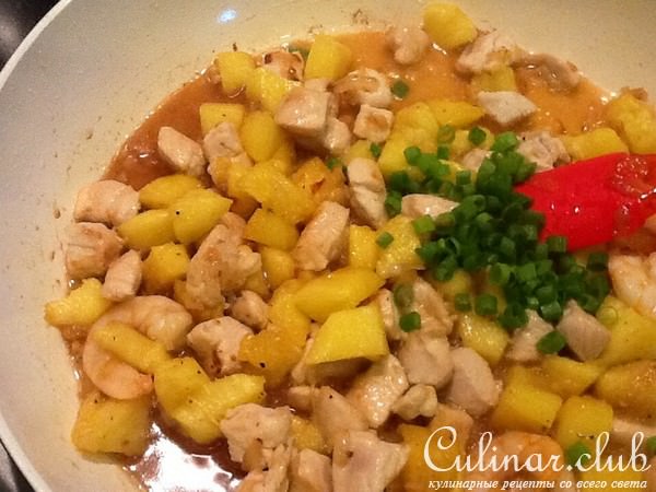 Жареный рис с креветками и курицей в ананасе (вариант)