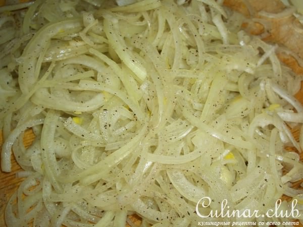 Куриные окорочка тушеные с луком