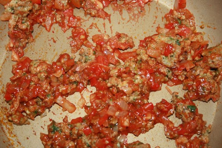 Паста с мясным соусом со сладким перцем и фисташками